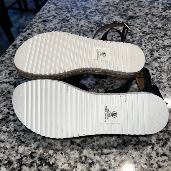 Soda Platform Sandals - Picture 3 of 4